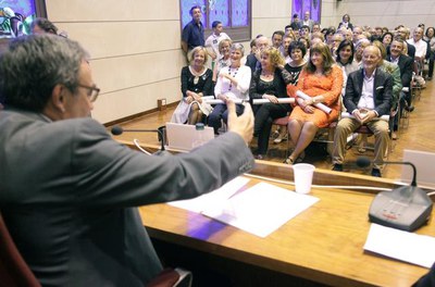 L’alcalde Ros ha assegurat en les orles dels graduats sènior que amb la combinació de ciència, d’art i de solidaritat es podrà gaudir del que la soci….