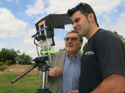 L'alcalde s'ha interessat per la demostració de vol acrobàtic d’helicòpters teledirigits i de fotografia aèria amb drons, a càrrec de l’alumne del Gu….