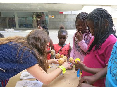 Jocs, tallers i performances han ocupat els diferents espais del Centre Històric amb les accions creatives als Solars Vius.