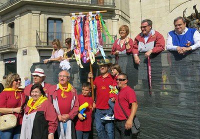 Després de la cercavila de les colles pels carrers de la ciutat, se'ls han lliurat les escarapel·les.
