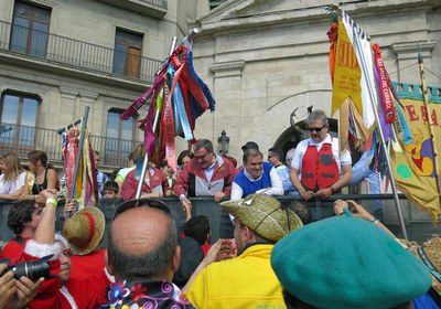 L'alcalde de Lleida, el president de la Fecoll i els tinents d'alcalde M.Parra i F.Larrosa, en la imposició de les escarapel·les a les colles de l'Ap….