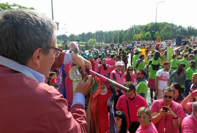 L'alcalde de Lleida, imposant les escarapel·les a les colles de l'Aplec del Caragol.