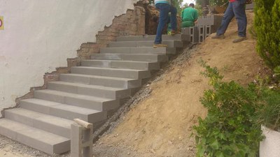 Aquesta actuació a les piscines de Raimat consisteix en la construcció d’una nova rampa adaptada a la normativa vigent sobre accessibilitat.