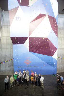 Vista de la pràctica totalitat del rocòdrom, de 15 metres d'alçada.