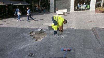 A l’entorn de la zona de l’Eix Comercial una trentena de persones fan una campanya intensiva de neteja de carrers, places, embornals i mobiliari urbà….
