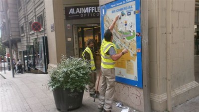 També així es retiren grafits, cartells i papers de façanes i mobiliaris.