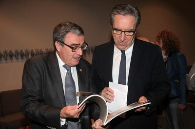 El paer en cap ha agraït el periodista la seva presència a la ciutat i li ha lliurat un exemplar del llibre "Mirar Lleida", de Joaquim Ureña..