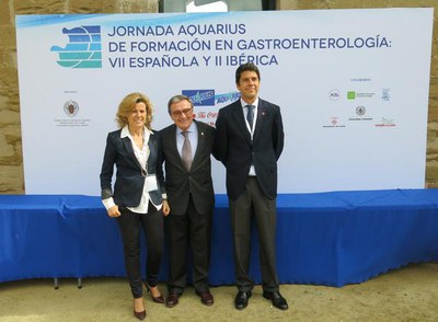 Àngel Ros amb Marta Bofill i Miguel Mira, de Coca-Cola, en la Jornada Aquarius de Formació en Gastroenterologia, organitzada a La Suda.