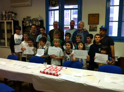 Txema Alonso, amb els alumnes que han participat enguany en l'Escola Municipal d'Escacs.