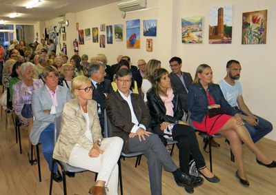 La tinent d'alcalde Montse Mínguez, amb diversos paers, al tret de sortida de les festes del barri Universitat.