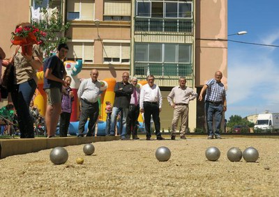 La nova plaça de Balàfia inclou una zona de petanca.
