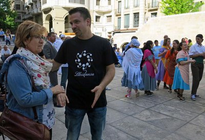 Montse Parra ha saludat el president de l'esbart Arrels de Lleida, Xavier Orobitg, entitat organtizadora de Lleidansa, la 1a Trobada d'Esbarts d'Arreu.