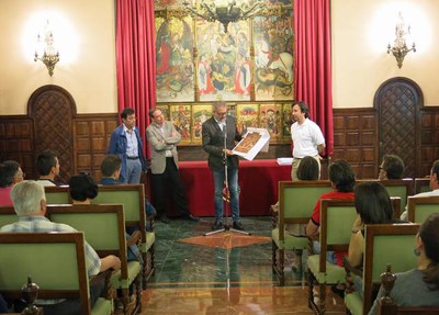 Fèlix Larrosa ha presidit la recepció als pilots de vol acrobàtic que participen en el festival Lleida Air Challenge.