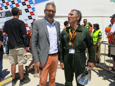 El tinent d'alcalde Larrosa ha felicitat el guanyador de la sèrie Or de l'Air Race F1, el pilot francès Christian Guilie.