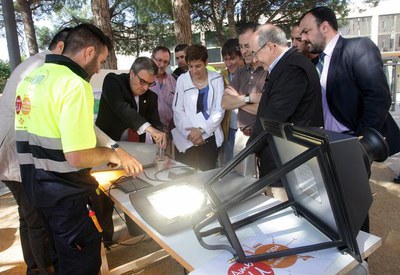 Àngel Ros i Marta Camps, amb diversos membres de l'AAVV del Secà de Sant Pere, comprovant els nous punts de llum.