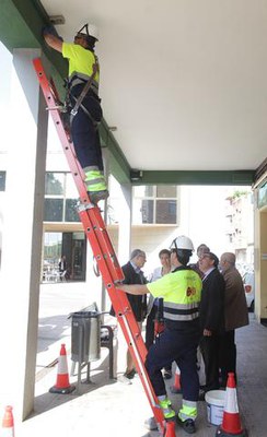 Fotografia de la instal·lació d'un nou punt de llum.