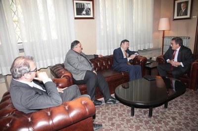 L'alcalde, amb Pedro J. Ramírez, el president del CPC Lleida, Rafa Gimena i el tresorer de la junta, Josep Ramon Ribé..