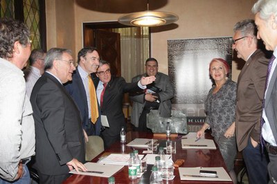 Pedro J. Ramírez ha saludat el jurat del Premi Internacional Ciutat de Lleida, en què hi participen els periodistes Rosa Maria Calaf i Lluís Foix..
