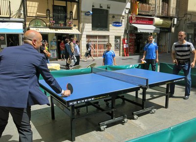 R.Peris i T. Alonso practicant el tennis taula en l'espai que el CTT Lleida ha preparat al centre de la ciutat per promocionar la pràctica d'aquest e….