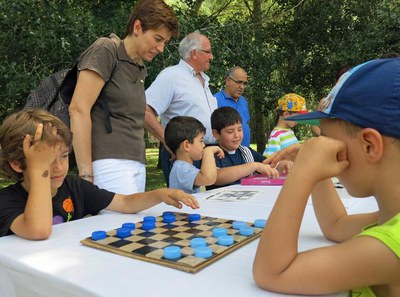 La festa del medi ambient a la Mitjana, amb jocs fets amb material reciclat.
