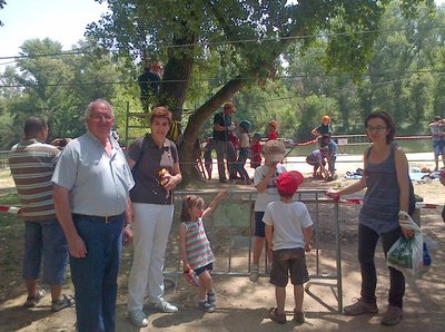 Marta Camps i Josep Barberà han visitat les diverses activitats que s'han muntat en la festa del medi ambient a la Mitjana, com la tirolina.