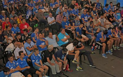 Uns 300 seguidors han animat el Lleida Esportiu per la pantalla gegant instal·lada per la Paeria.