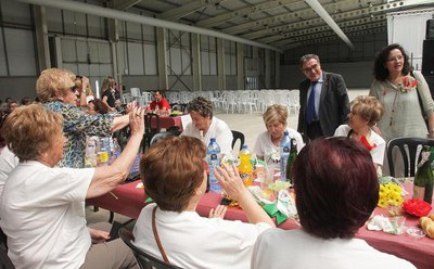Unes 400 persones han participat al dinar que clou el tradicional Aplec de les Dones.