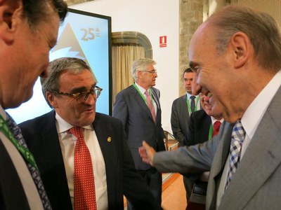 Salutació entre l'alcalde Ros i Miquel Roca Junyent..