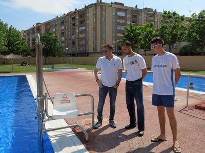 Les piscines de Cappont, Balàfia i Pardinyes faciliten el bany a persones amb discapacitats amb una cadira adaptada amb ascensor aquàtic.