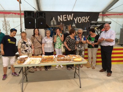 La Trobada de Veïns de les Canals ha inclòs un concurs de pastissos.