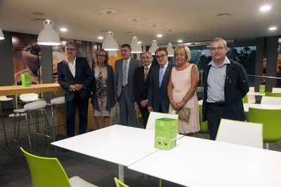 Davall compta amb tres espais diferenciats, a la imatge, la cafeteria..