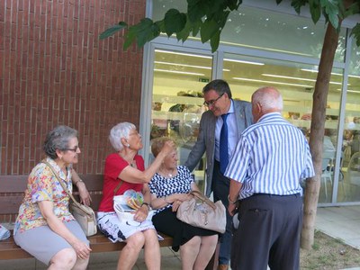 El paer en cap, amb els socis de la llar, al pati del centre..