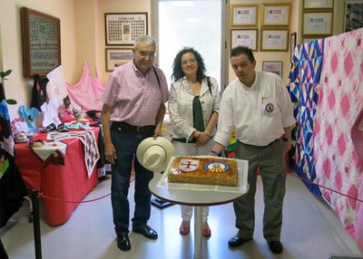 Pastís per celebrar la festa major de Templers-Escorxador amb el club de vehicles històrics. Al local social, exposició de treballs manuals.