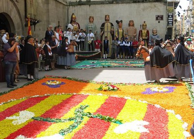 La celebració del Corpus ha omplert de catifes l'Eix Comercial i la plaça de la Paeria.