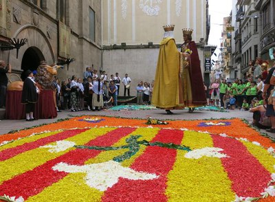La plaça de la Paeria, engalanada de catifes, amb els balls dels gegants de la ciutat per Corpus.