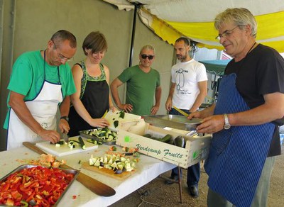 T.Alonso ha saludat els cuiners preparaven el sopar degustació amb productes de l’horta. Després s'encendrà la foguera que el Festival de l'Horta ha ….