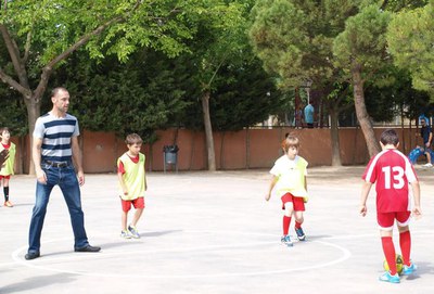 El regidor Alonso ha participat en la festa esportiva organitzada per l'Ampa del Pràctiques II.