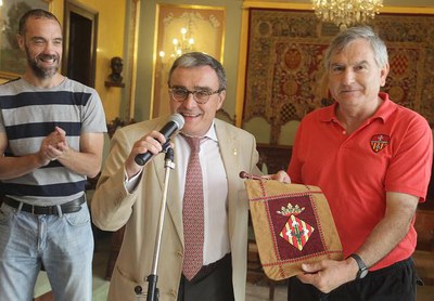 Àngel Ros, que ha estat acompanyat de regidors de tots els grups amb representació al Consistori, ha lliurat als Mercedarios l'escut de la ciutat de ….