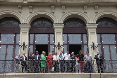 Fotografia amb la delegació de Perpinyà al balcó de la Paeria.