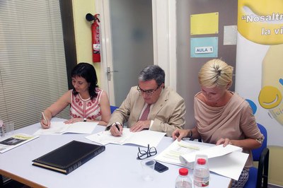 L'alcalde de Lleida, Àngel Ros, firmant al llibre d'honor de l'entitat.