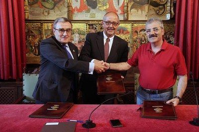 L'alcalde, Àngel Ros, el conseller Felip Puig i el president de la Federació d'Associacions de l'Eix Comercial, Llorenç Gonzàlez, han signat el conve….