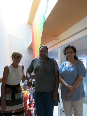 Mínguez, Ball i Reinoso, amb la bandera que penja de les escales de la Regidoria.