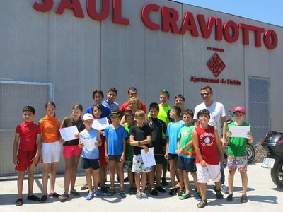 La tinenta d'alcalde Montse Parra, amb els monitors i els nens i nenes participants a l'Escola Municipal d'AVentura de Piragüisme..