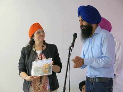 La comunitat Sikh ha ofert un present a la regidora per la seva acollida.