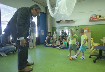 Durant la visita, el paer en cap i els regidors han compartit amb els nens i nenes diverses estones de joc.