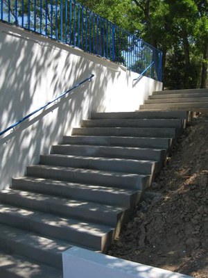 S'han construït unes noves escales i una rampa adaptada.