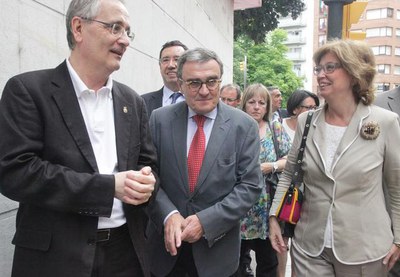 El paer en cap i el regidor d'Educació amb la consellera Rigau, a l'exterior de la Campbra de Comerç, abans de la signatura del convenis per a la FP ….
