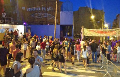 La segona edició de Freshhhquíbiri s’ha fet a la zona alta del carrer Cavallers amb música i gastronomia.