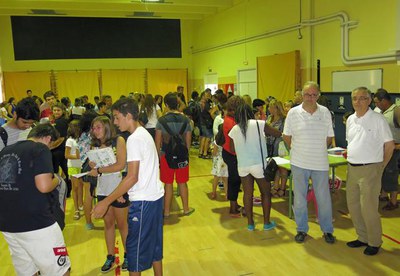 El regidor Jesús Castillo ha visitat el III Mercat de llibres de 2a mà de l'Institut Guindàvols on les famílies del centre poden vendre a un preu sim….