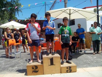 Els piragüistes Mariano Zarcos, del Club Nàutic Lleida; Xavier Alejo, del Sícoris Club, i Albert Mercelino, de l'AP Balaguer, han fet podi a Deltebre.